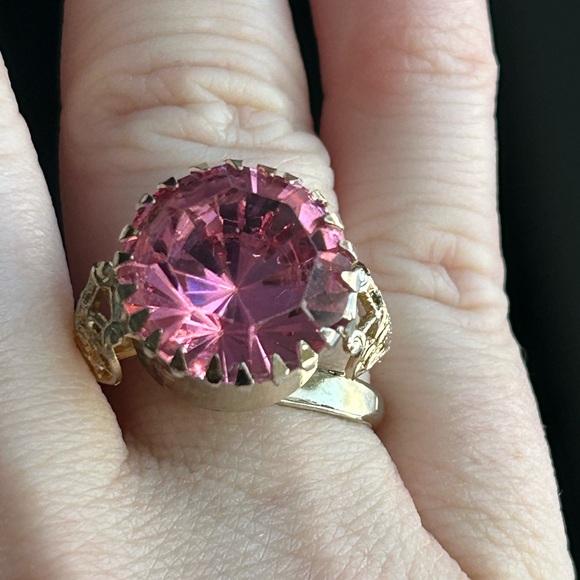Jewelry - Vintage 1970 Elegant Pink Gemstone Ring size 7